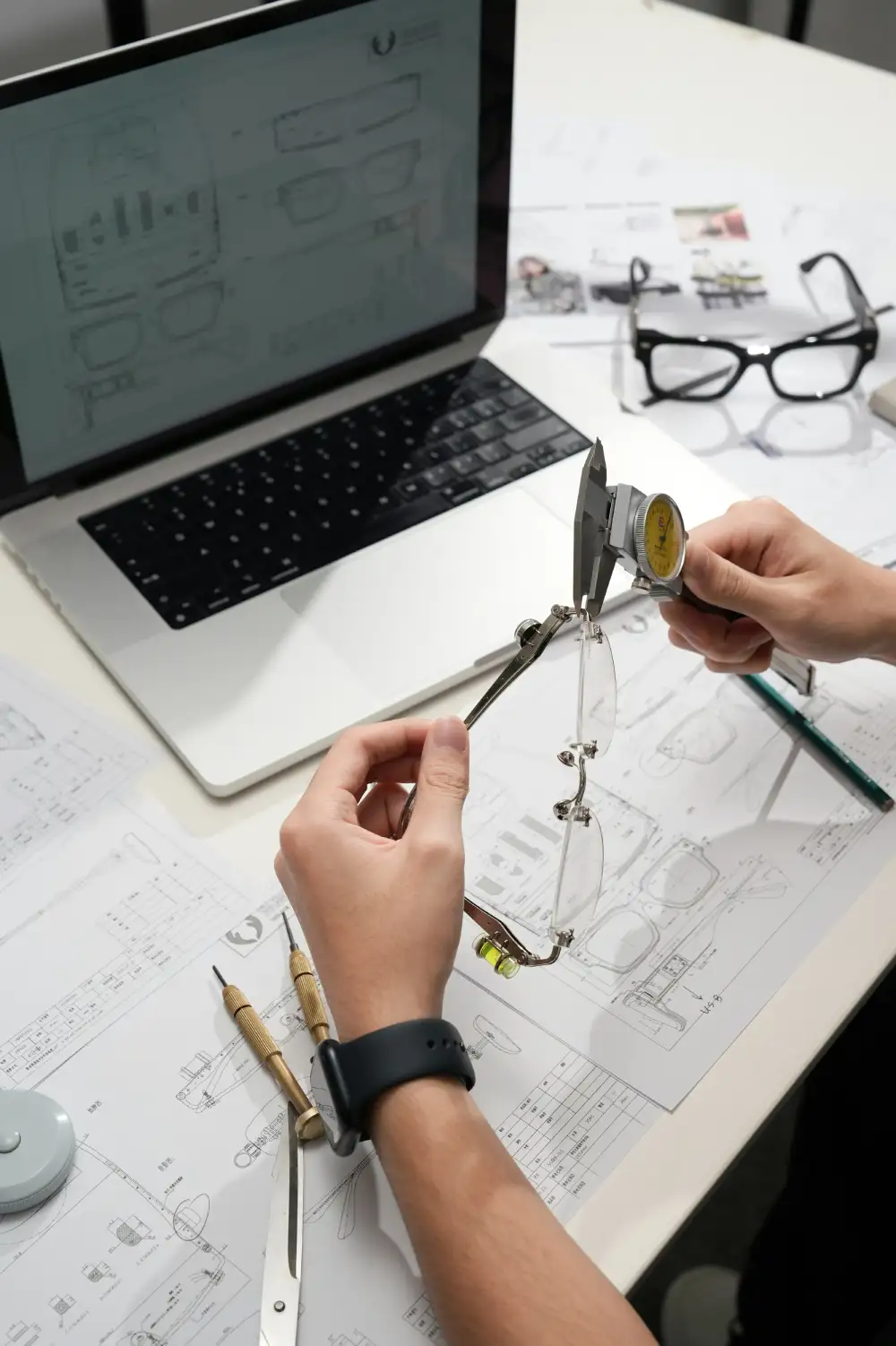 Laboratório óptico com equipamentos de precisão